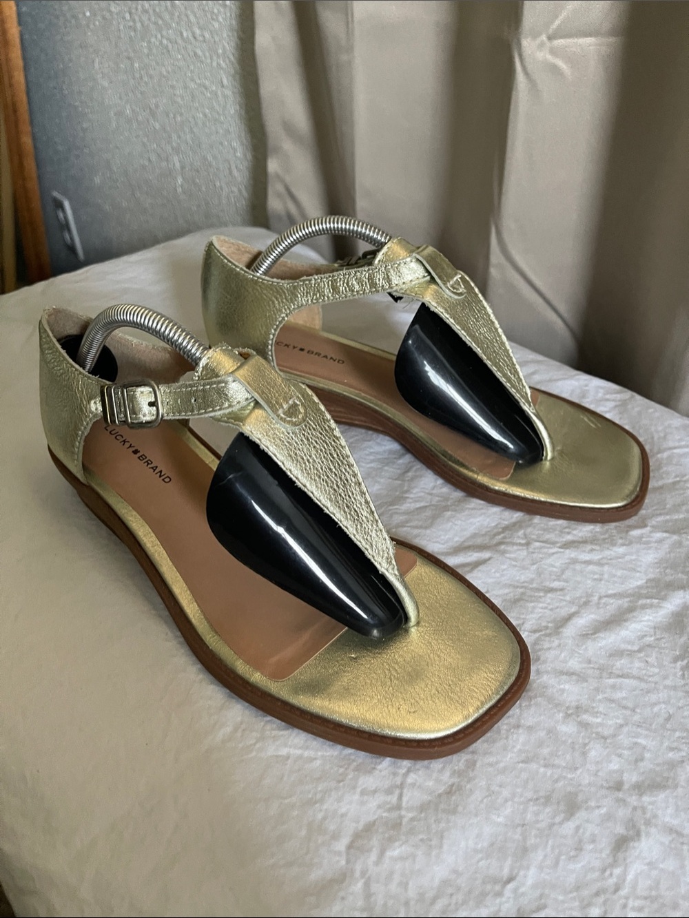 Lucky Brand Metallic Gold T-Strap Sandals Size 7.5 EUC. Selling on Amazon $84.44